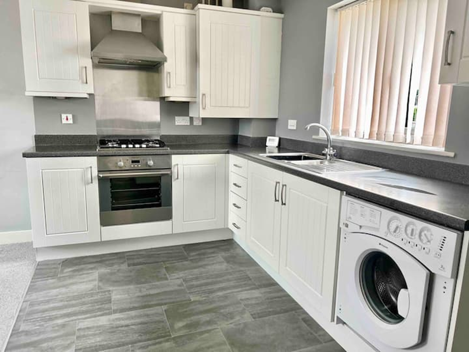 Fitted kitchen includes microwave & washing machine 